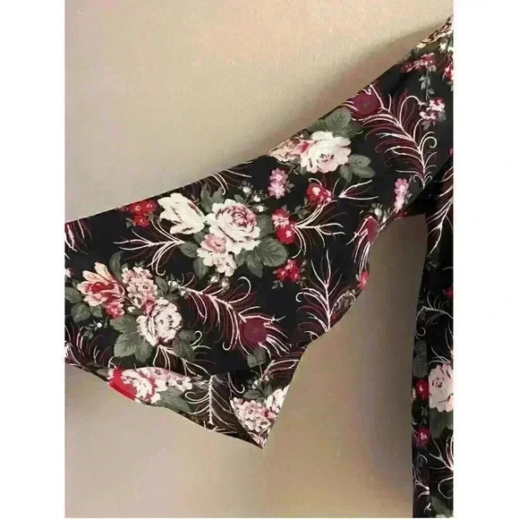 LIKE NEW
LOFT women’s black‎ floral ruffle sleeve top/blouse, medium - Picture 2 of 5
